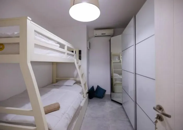 Luxurious Seaside 2-brs Apartment